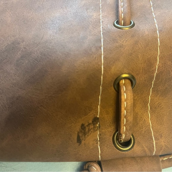Elegant Tan Leather Crossbody Bag - Picture 7 of 7
